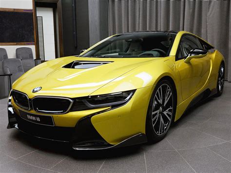La toma de aire situada en el frontal del bmw i8 tiene una función más aerodimámica que de refrigeración. BMW i8 in Austin Yellow: Tuning | autozeitung.de