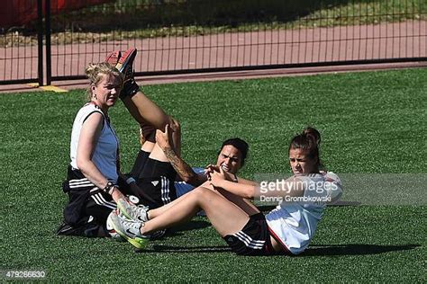 Dzsenifer Marozsan And Lena Lotzen Photos Et Images De Collection Getty Images