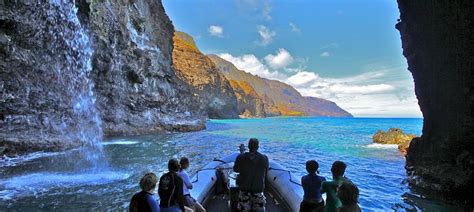 Touring The Sea Caves Of Na Pali Coast Kauai Activities