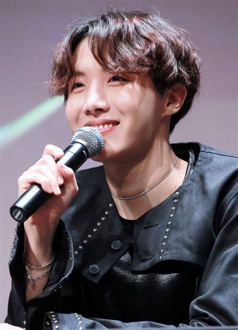 He is a rapper and a dancer of bts, also he is notable for his large input in songwriting and production in the discography in the group. J-Hope - Wikipédia, a enciclopédia livre