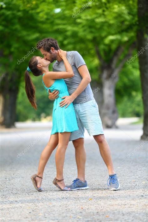 Couple S Embrassant Passionn Ment Image Libre De Droit Par Maridav