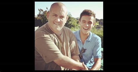 Apr 17, 2021 · tom daley has been baking with his son robbie, 2, and he's shown off one the tot's adorable habits. Tom Daley et son père, Instagram, septembre 2012. - Purepeople