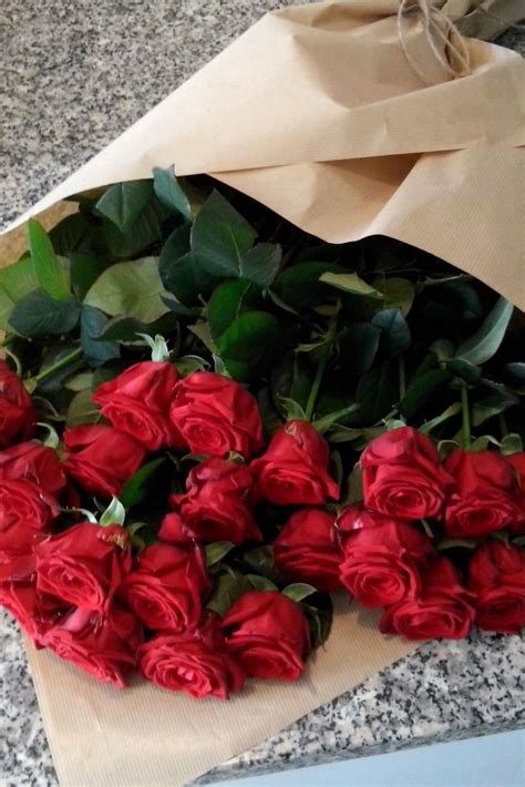 I nostri bouquet seguono il ritmo delle stagioni, sono unici e sempre uno diverso dall'altro. Fascio di 24 rose rosse a gambo lungo. La sorpresa ideale ...