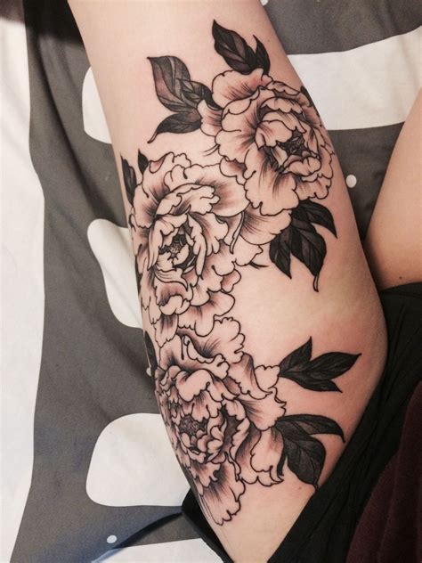 nice thigh piece flower thigh tattoos thigh piece tattoos tattoos