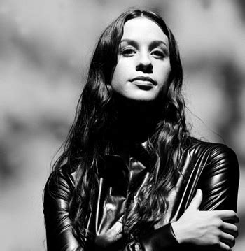 The song discusses the fallout of a breakup and is notable for the raw emotion expressed by morissette, a trend that was just appearing among. LA GUITARRA MECANICA: ALANIS MORISSETTE - YOU OUGHTA KNOW.