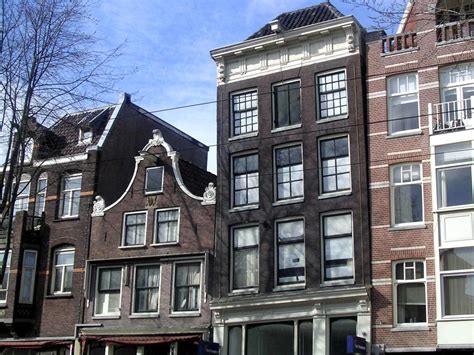 È molto probabile che tu abbia letto il celebre diario di amsterdam attira centinaia di migliaia di turisti all'anno e una visita all'alloggio segreto è in cima alla lista l'ideale sarebbe inserire la visita all'interno della casa nel tour. The Anne Frank House - Suitcase Stories