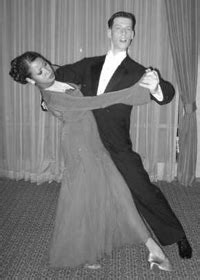 กีฬาลีลาศ (ballroom dance) คือ กีฬาชนิดหนึ่งที่เน้นความสวยงามพริ้วไหวของผู้เต้น ตามจังหวะต่าง ๆ โดยถือกำเนิดขึ้นใน. เรื่องราวลีลาศ(ชมรมลีลาศวัดธาตุทอง): ตำนานลีลาศในเมืองไทย