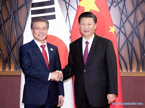 Limita por el norte con corea del norte y japón se encuentra a su suroeste, cruzando el estrecho de corea. RESUMEN: Presidentes de China y Corea del Sur conversan ...