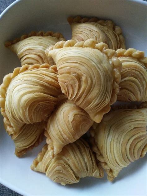 Masukkan semua bahan dan uli sebati (sehingga tepung tak melekat pada tangan). Mas Cotek - Step by Step Karipap pusing MAS COTEK | Savory ...