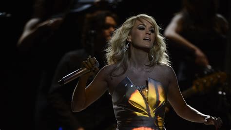 Carrie Underwoods Unusual Dress Lights Up Grammy Stage