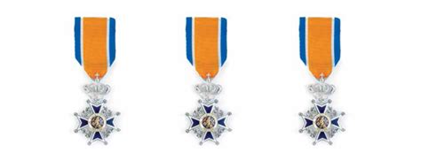 Een koninklijke onderscheiding, in de volksmond een lintje is in nederland een symbolische erkenning voor persoonlijke, bijzondere verdiensten voor de samenleving. Gerard Janssen krijgt Koninklijke onderscheiding ...
