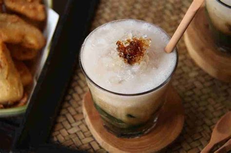 1 sdm biji selasih, rendam sampai mekar, tiriskan. 7 Resep Minuman Segar Saat Cuaca Panas (Praktis!)