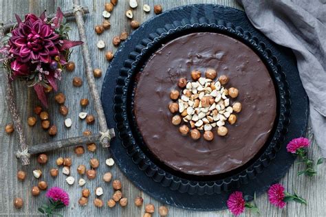 Blechkuchen sind schnell und unkompliziert gemacht. Saftiger Haselnusskuchen ohne Mehl - emmikochteinfach ...