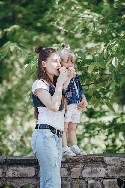 Madre E Hija Comiendo Un Helado Juntas Foto Gratis