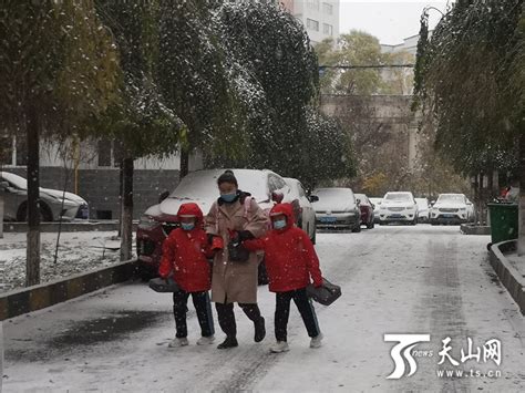 乌鲁木齐：飞雪携寒意，不阻出行人 天山网 新疆新闻门户