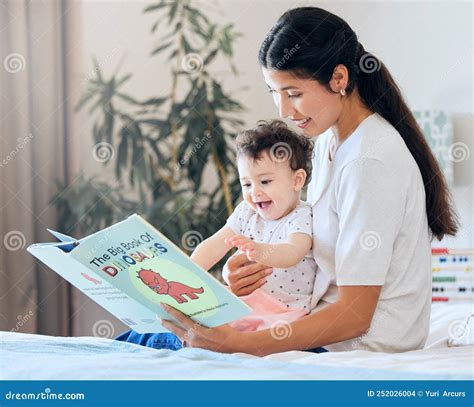 Madre Leyendo A Su Bebé Padre Leyendo Un Libro De Cuentos Mujer Feliz