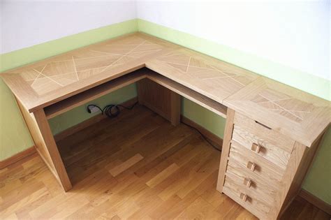 Meuble deux en un, ce bureau d'angle de fabrication robuste dispose de tablettes offrant cinq espaces de rangement distincts. Bureau d'angle par Boris Beaulant sur L'Air du Bois