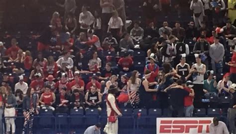 Gonzaga Crowd Doesnt Feature Any Students Dressing Up As Missionaries