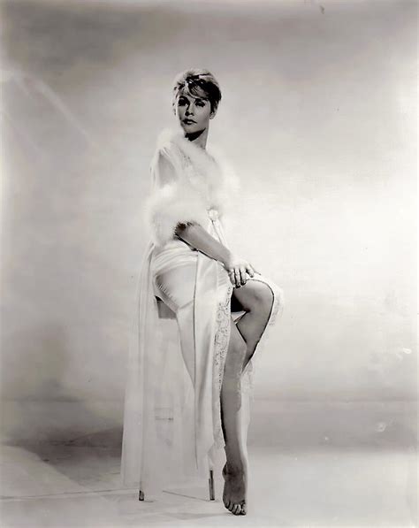 エリザベスモンゴメリー 白いドレスフォトプリントでスツールに座っている 8 × 10 マーケティング