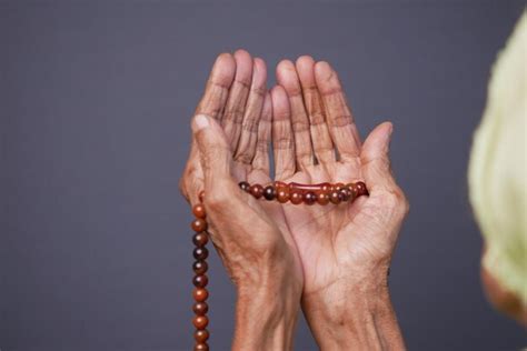 Premium Photo Close Up Of Senior Women Hand Praying At Ramadan