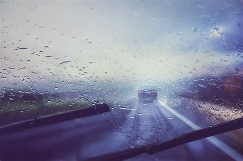 How To Stay Safe While Driving In A Thunderstorm Roadway Auto