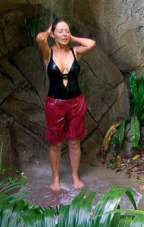 Im A Celebrity 2016 Ola Jordan Sizzles As She Enjoys Steamy Shower In