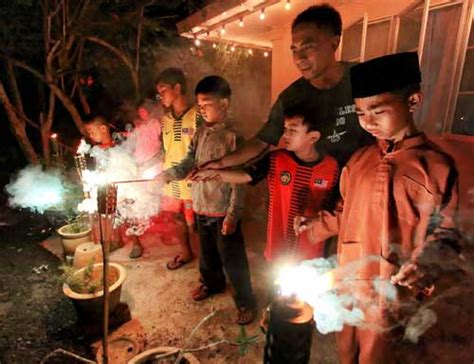 Hari raya merupakan perayaan masyarakat melayu dan penganut agama islam. MALAYSIA: PERAYAAN PERAYAAN DI MALAYSIA