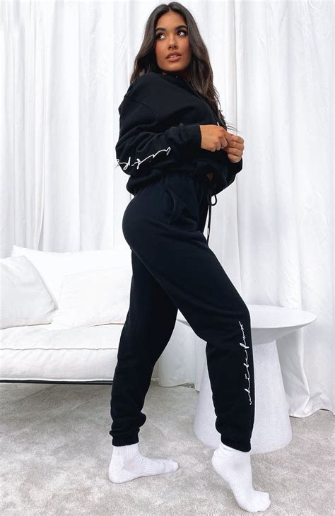 How To Wear Sweatpants 15 Trendy Sweatpant Outfits Ideas For Women