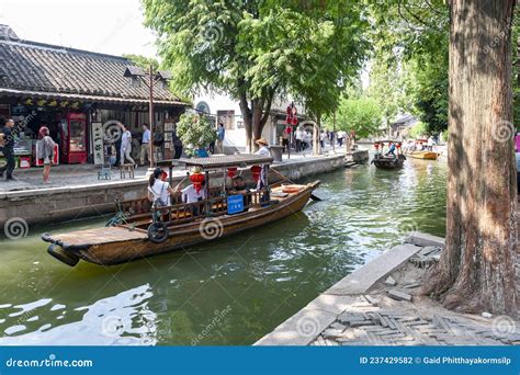Chinese Traditional Rowboat Sightseeing Tour In Zhujiajiao Ancient