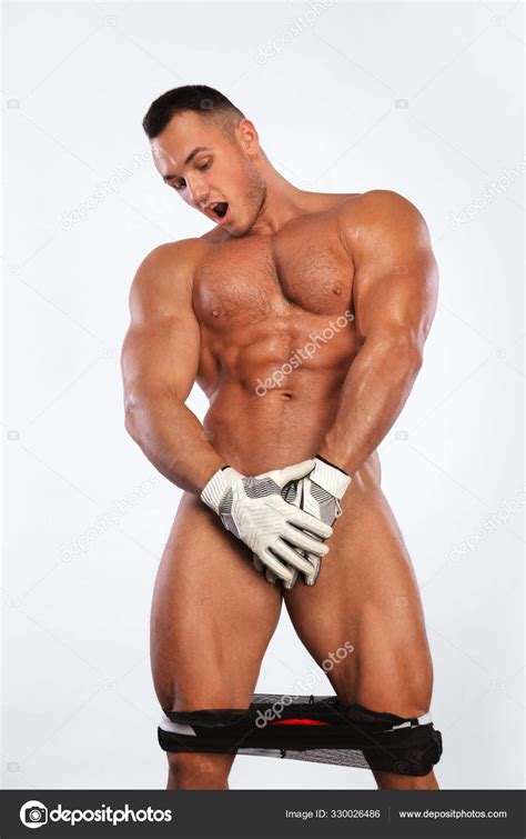Sorprendido estrepitoso gay con torso desnudo Jugador de fútbol americano en casco aislado