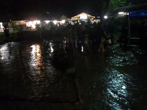 Kolam ini tidak dalam, hanya sedalam pinggang orang dewasa dan air pancoran yang jatuh lebih sering digunakan oleh. MeNarA KehiDupaN: Kolam Air Panas Selayang