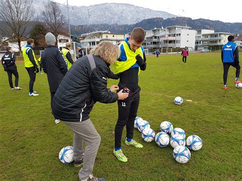 The voice of fußball is maskuline and the article der. EMS-Training der Kampfmannschaft