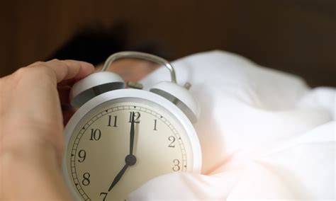 5 Ways To Wake Up On Time When You Can Sleep Through An Alarm Clock