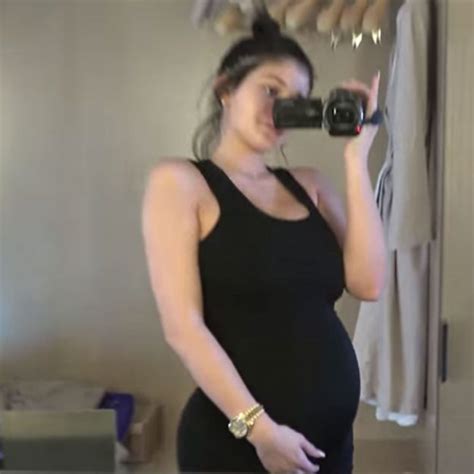 Kylie Jenner Pregnancy Photographs Travis Scott S Girlfriend S Baby Bump Documented In Photos