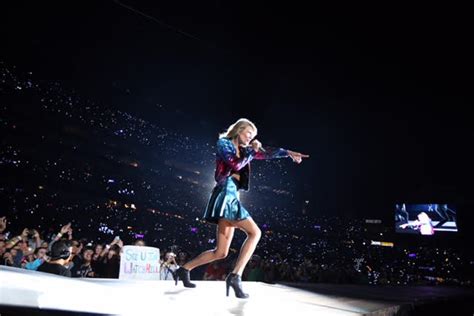 Taylor Swift Makes Gillette Stadium Party Like It Was ‘1989 New