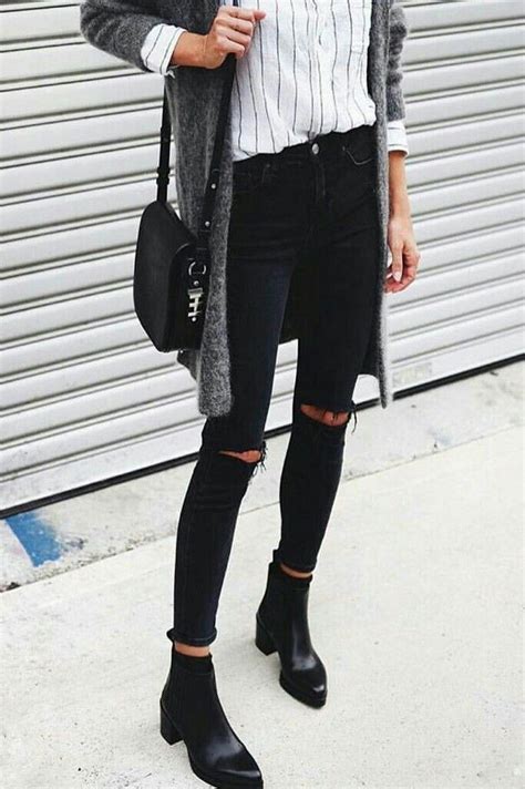 Chelsea Boots And Ripped Jeans Looks Street Style Looks Style New