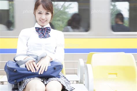 駅のホームのベンチに座る女子高校生 写真素材 6748643 フォトライブラリー photolibrary