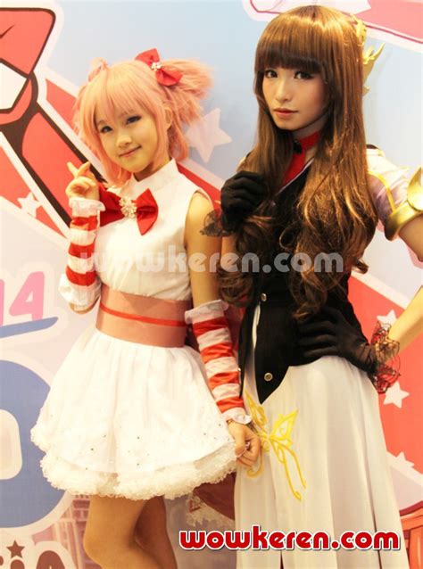 Gambar Foto Cosplayer Bergaya Di Acara Anime Festival Asia Indonesia