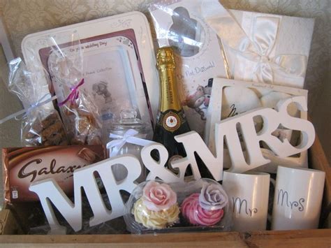 Thoughtful gifts which she'll cherish forever. Wedding Hamper www.chic-dreams.co.uk | Wedding gift ideas ...