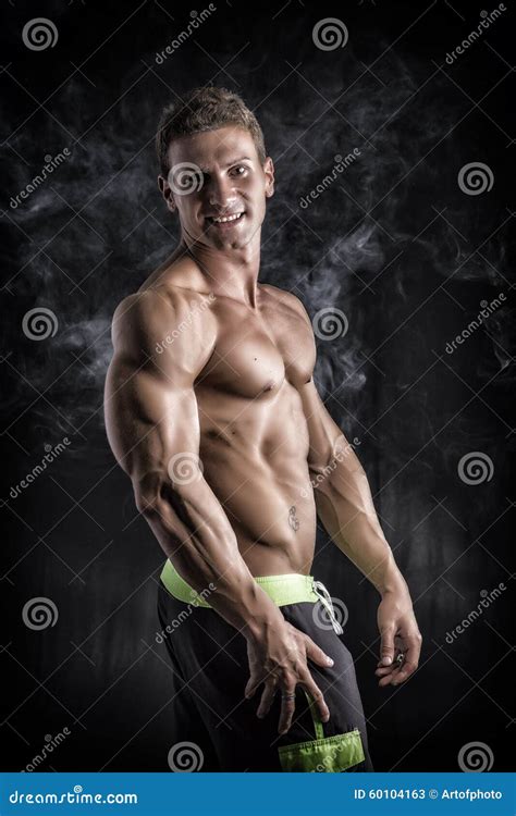 Muskulöser Junger Bodybuilder In Entspannter Haltung Stockbild Bild Von Männlich Kasten 60104163