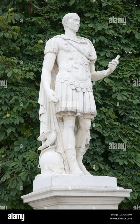 Statue En Marbre De Jules César Par Nicolas Coustou Jardin Tuileries