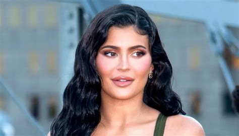 Kylie Jenner Lifts Up New Moms On Postpartum Troubles Its Ok Not To