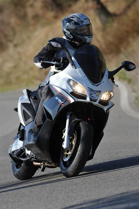 Aprilia mana 850 koristi isti motor, ali opremljen sekvencijalnim mjenjačem i triple mapiranje, zašto nisi koristi na srv? Essai Aprilia SRV 850 1012 : de ses courbes aux courbes