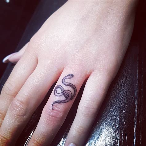 Finger Tattoos For Women Classy Unique Women S Finger Tattoos For