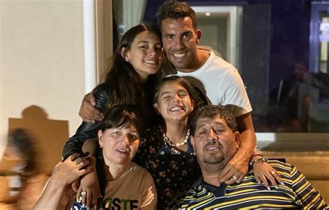 ¡Íntimo Carlos Tevez Contó Que Compró 14 Casas Para Ayudar A Su Familia Gente Online