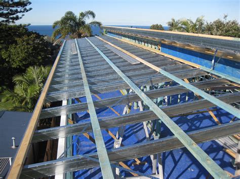 To put it simply, a skillion roof only has one flat surface with a relatively steep pitch. Boxspan double skillion roof frame. | Roof framing ...