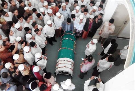 Aplikasi pengingat waktu sholat ini memiliki setidaknya sekitar 17 fitur, mulai dari pengingat sholat, arah kiblat, hingga siaran radio islam. Ketika Orang Mati Ditembak Saat Sholat, Apakah Jenazahnya ...