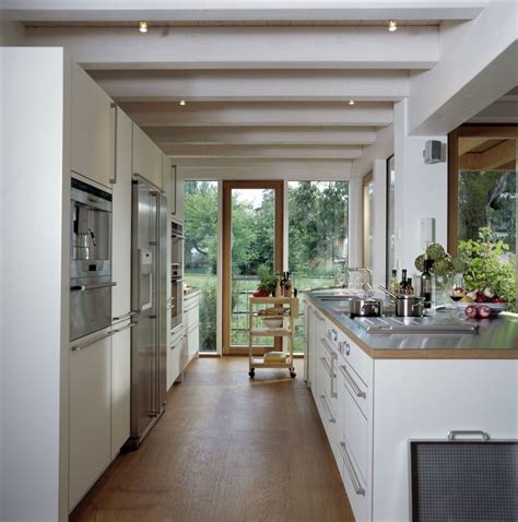 Wohnträume entstehen in den köpfen der menschen. Offene Küche im Holzhaus mit bodentiefen Fenster ...