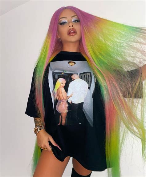 Kandidatin ulle macht sich währenddessen über die situation lustig, sucht aber. Vibrator in Album-Box: Katja Krasavice stillt Fan ...