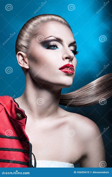 Donna Bionda Erotica Con Le Labbra Rosse Fotografia Stock Immagine Di
